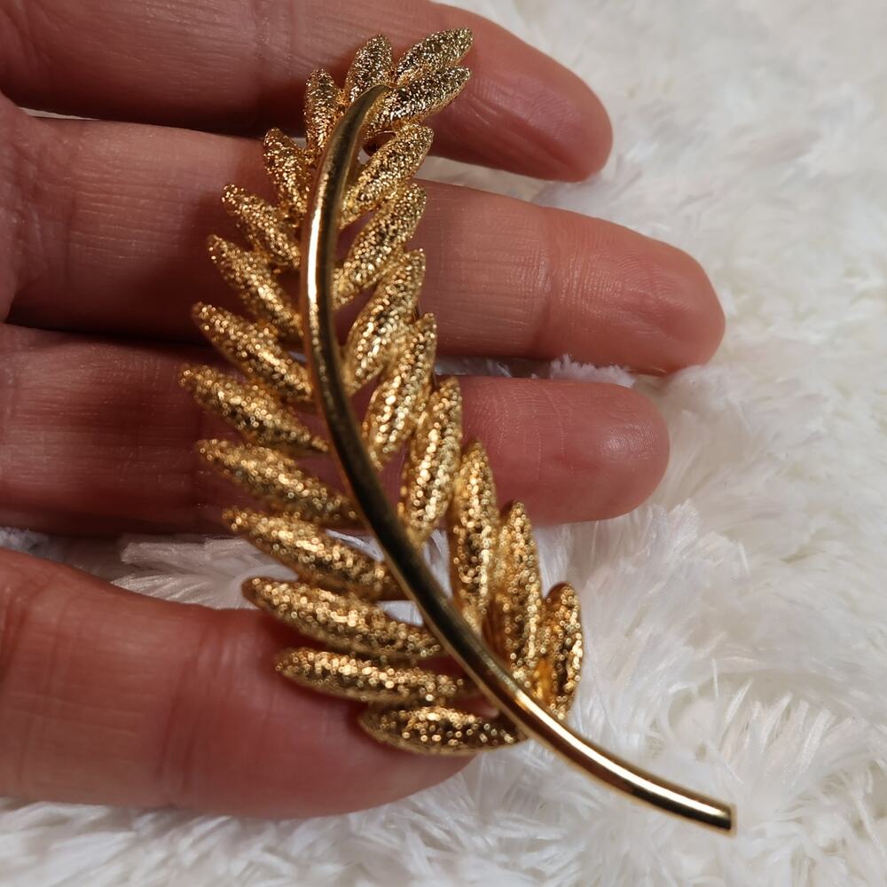 Vintage Signed MONET GOLD TONE Beautiful LEAF Brooch Pin 3”